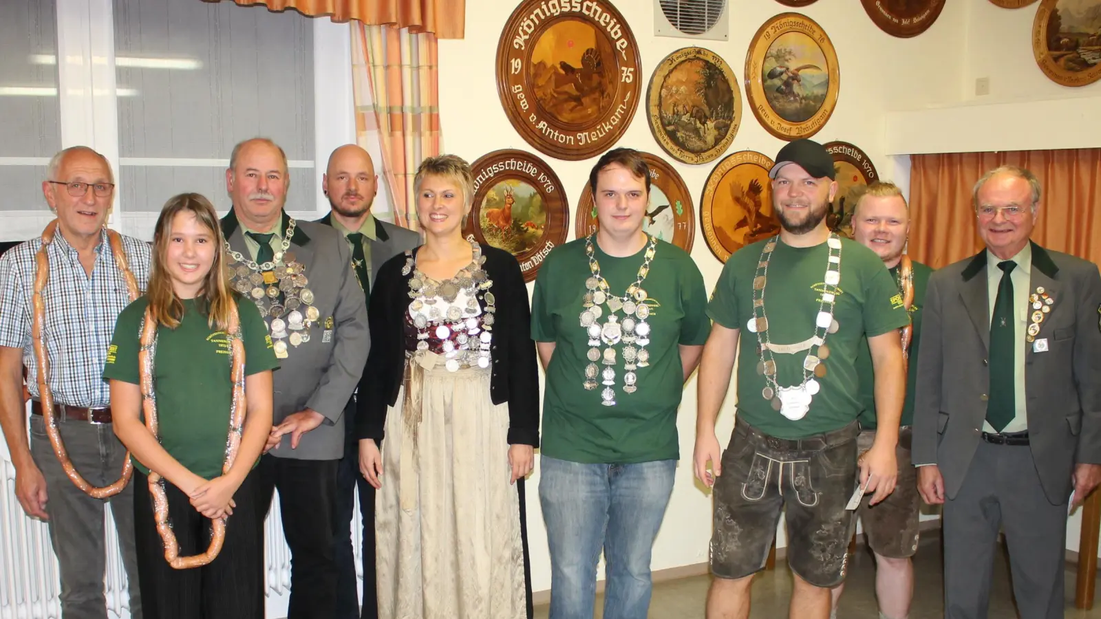 So ist's ideal: Schützenmeister Hans Hey (Dritter von links vor zweitem Schützenmeister Matthias Ripper) sicherte sich heuer auch die Preißacher Luftgewehr-Königskette. Mit ihm „regieren” Schützenliesl Stefanie Henfling, Jugendkönig Elias Schlicht, Luftpistolenkönig Andreas Kümmel (Fünfte bis Dritter von rechts) sowie Vizekönig Albert Fenzl, Vizejugendkönigin Ida Ripper (von links), Vizeluftpistolenkönig Lukas Baumann (Zweiter von rechts neben Vorsitzendem Max Wagner) und Vizeliesl Silvia Lehner (nicht auf dem Bild). (Bild: Bernhard Piegsa)