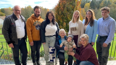 Die Jubilarin inmitten ihrer Enkel, ihrer Urenkel und ihres Ururenkels Nick. (Bild: Annemarie Mösbauer)
