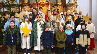 die Sternsinger sammelten auch in diesem Jahr wieder für bedürftige Kinder auf der ganzen Welt. 2. Reihe li. Gemeindereferentin Barbara Schlosser, li. hinten Pfarrer Johann Hofmann. (Bild: Fritz Dietl)