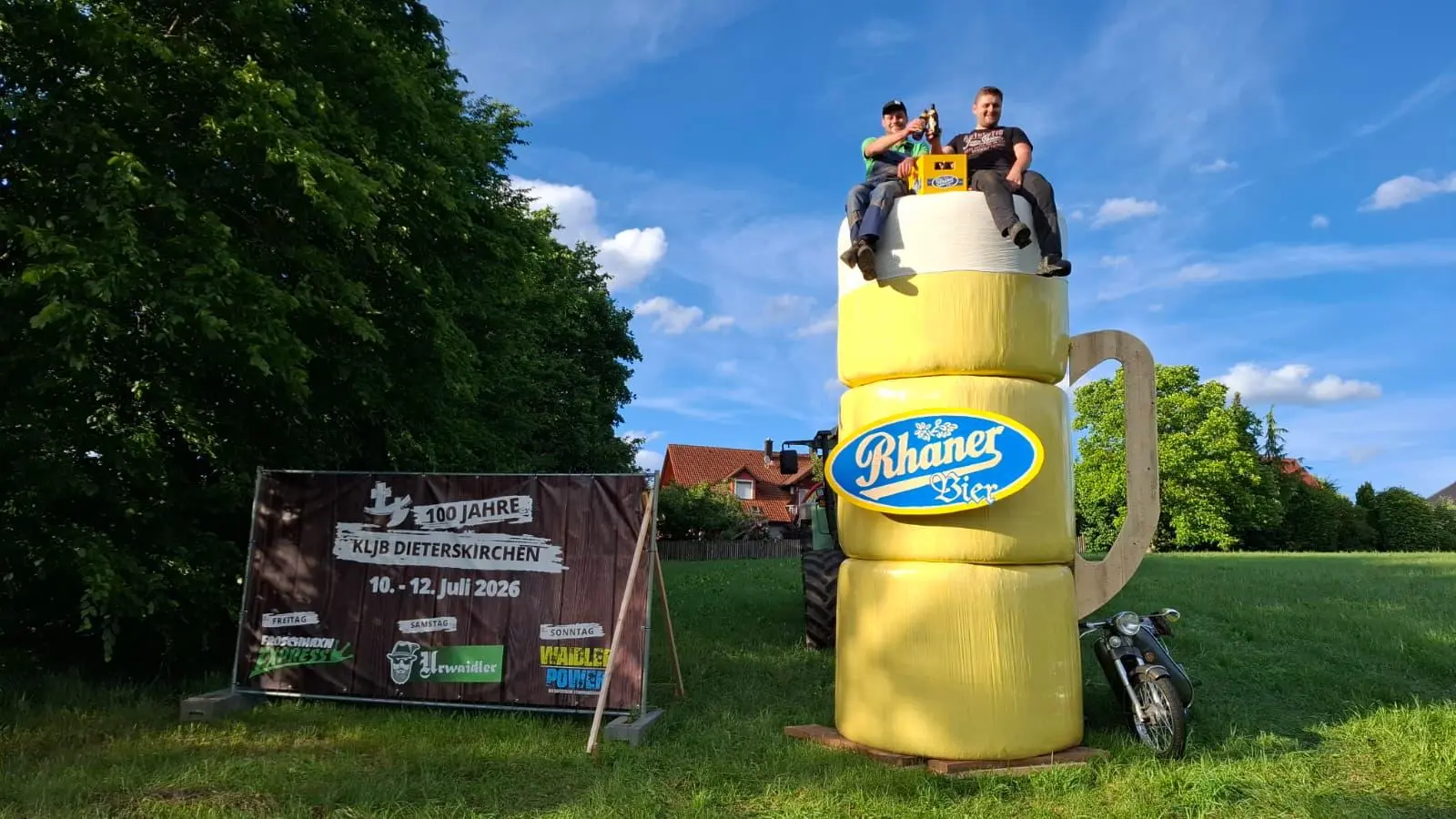 Zwei riesige Bierkrüge aus Strohballen begrüßen die Besucher an den Ortseingängen von Dieterskirchen und werben für das bevorstehende Jubiläumsfest. (Bild: Anna Forster)