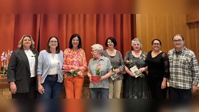 Auf dem Foto zu sehen sind die Jubilarinnen für 25 Jahre Mitgliedschaft beim Frauenbund mit stellvertretenden Diözesanvorsitzenden Kerstin Aufschneider, Marina Haberkorn, Melanie Färber (beide Vorsitzenden-Team) und geistlicher Beirat Pfarrer Mader. (Bild: Anna Maria Raab)