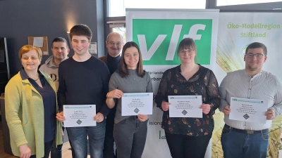 4 neue Landwirtschaftsmeister werden in die Arbeitsgemeinschaft der Meister/-innen und Ausbilder/-innen im vlf-Tirschenreuth offiziell aufgenommen: Lukas Härtl aus Leonberg, Ulla Rustler aus Hatzenreuth, Annkathrin Weiß aus Schachten und Peter Schrott aus Pirk. (Bild: Gerhard Gradl)