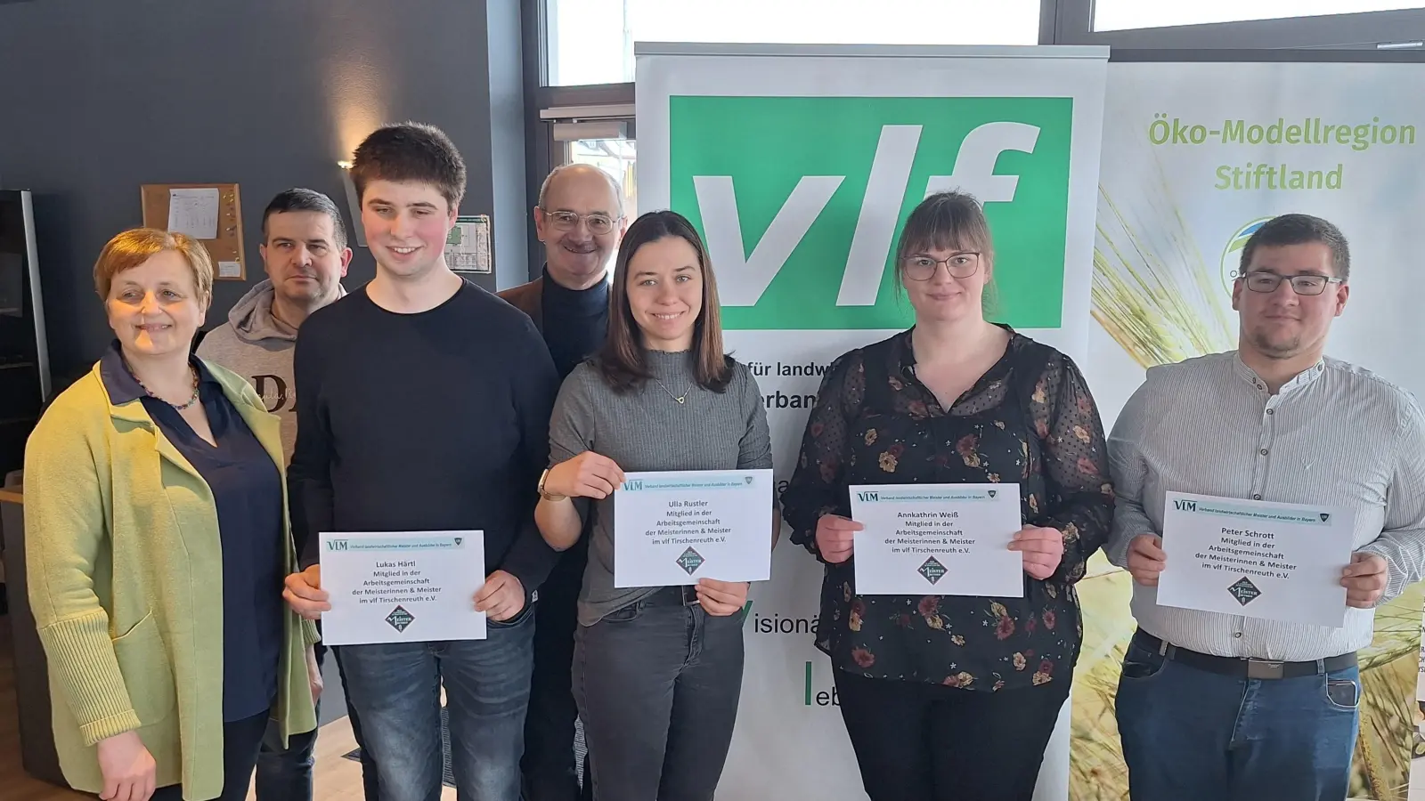 4 neue Landwirtschaftsmeister werden in die Arbeitsgemeinschaft der Meister/-innen und Ausbilder/-innen im vlf-Tirschenreuth offiziell aufgenommen: Lukas Härtl aus Leonberg, Ulla Rustler aus Hatzenreuth, Annkathrin Weiß aus Schachten und Peter Schrott aus Pirk. (Bild: Gerhard Gradl)