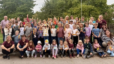Erfolgreiche Ernte von „Popcorn-Mais” zum Abschluss der Kinderkation des GOV Schmidgaden. (Bild: Irmgard Rygol)