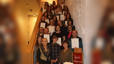 Teilnehmer/-innen mit einem Teil der Referentinnen des Kräuterführerlehrgangs 2025, und Brigitte Sommer (2. Reihe rechts) (Bild: KUBZ)