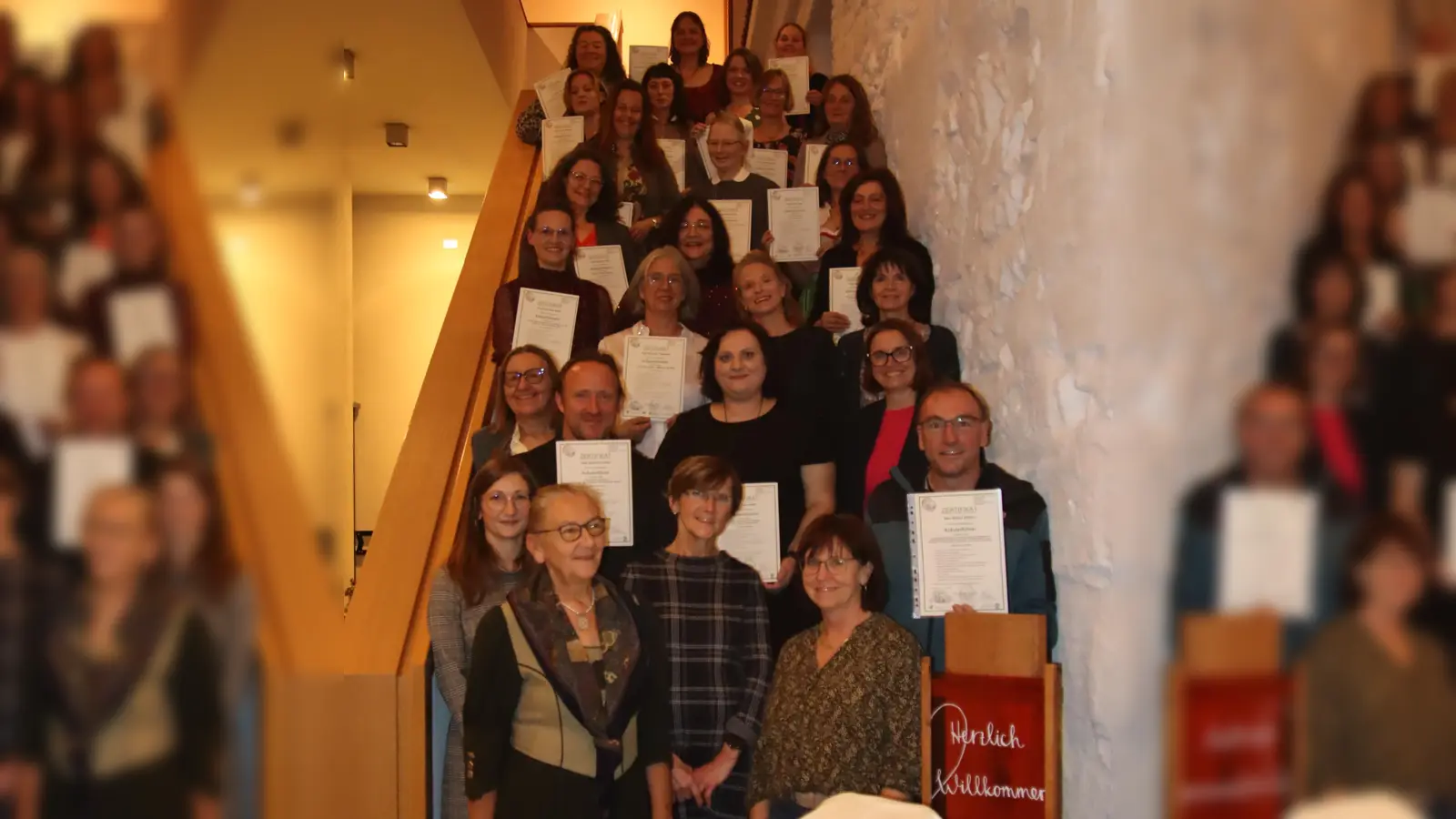 Teilnehmer/-innen mit einem Teil der Referentinnen des Kräuterführerlehrgangs 2025, und Brigitte Sommer (2. Reihe rechts) (Bild: KUBZ)