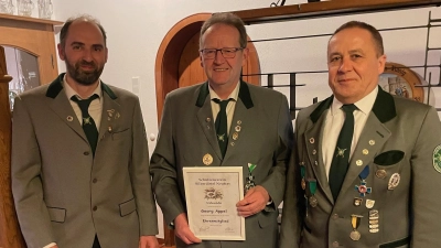 Von links 2. Schützenmeister Michael Loos, Ehrenmitglied Georg Appel und 1. Schützenmeister Hans Roth. (Bild: Pauline Regler)