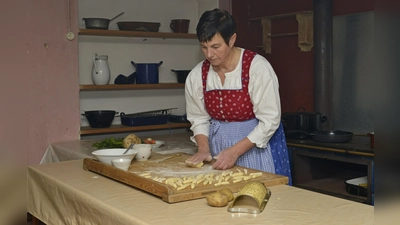 Frische Schoppala gehören zu den Spezialitäten beim Tag der Oberpfälzer Kulinarik im Freilandmuseum Oberpfalz. (Bild: Eva Gröninger)