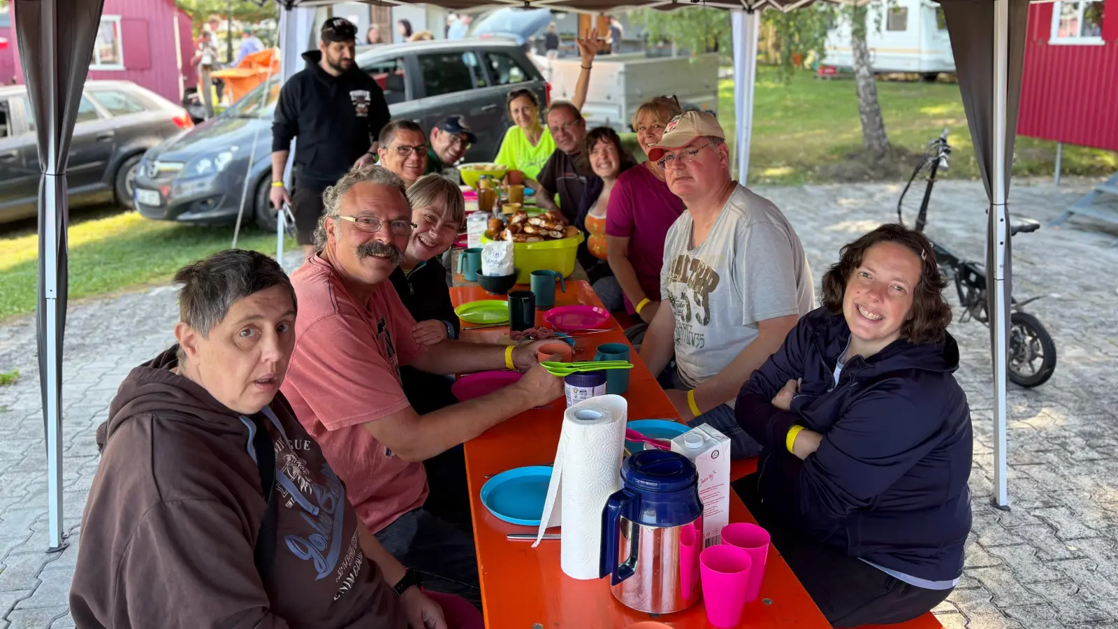 Geselliges Beisammensein am Campingplatz Movin Ground. (Bild: Daniela Frischholz )