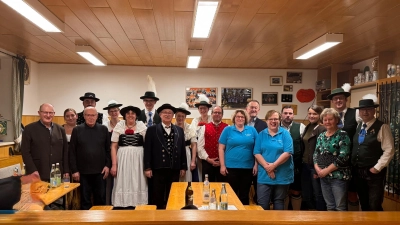 Gruppenfoto der neue und alten Vorstandschaft sowie 3. Bgm. Hubert Blödt. (Bild: Daniel Kelnhofer)