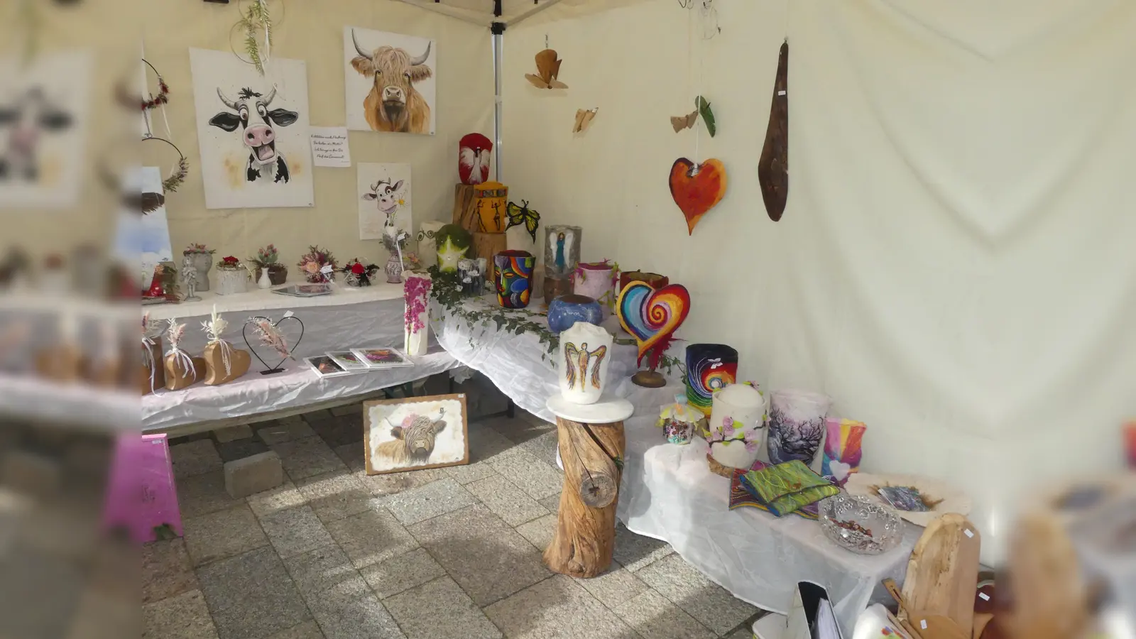 Eine große Vielfalt an Geschenk- und Dekorationsartikeln prägt stets das Marktgeschehen.  (Bild: Walther Hermann)