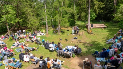 Vroni Leißner, Stesi Kohl und Uli Radl sorgten mit ihren Liedern für beste Stimmung bei den zahlreichen Gästen. (Bild: Malin Kopczyk)
