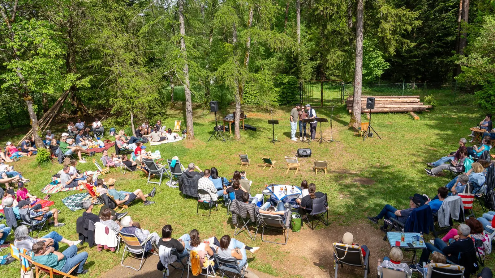 Vroni Leißner, Stesi Kohl und Uli Radl sorgten mit ihren Liedern für beste Stimmung bei den zahlreichen Gästen. (Bild: Malin Kopczyk)