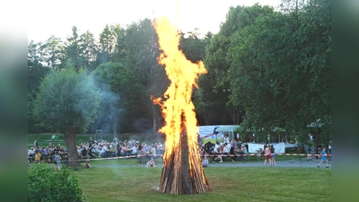  „Flamme empor“ hieß es bei der Sonnwendfeier am Freitag in der „Mühlpaint“. (Bild: Fred Lehner)