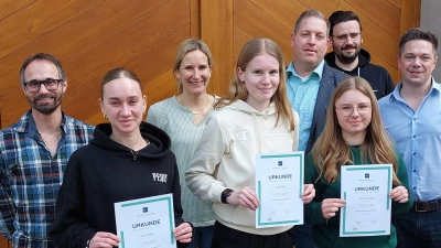 Nach der Siegerehrung zum Wirtschaftsquiz: Die drei Gewinnerinnen (vorne, von links) Anna Grädler, Amelie Rank und Emilia Henseleit mit Vertretern der Schulen und Wirtschaftsjunioren (hinten, von links) Jochen Tuchbreiter, Katharina Fruntke, Markus Zierhut, Roman Edel und Sebastian Renners.<br><br><br> (Bild: Theresia Wissinger/exb)