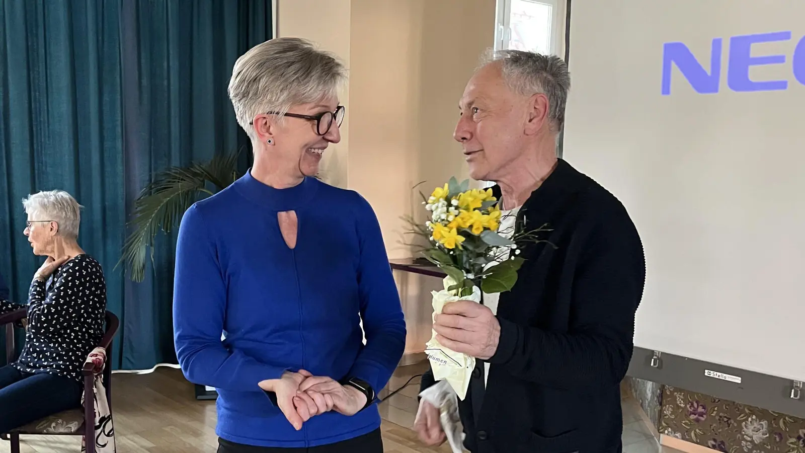 SHG-Leiter Karl-Heinz Stupka bedankte sich bei der Referentin, Dipl. Ökotrophologin Ulrike Rauch  (Bild: Karl-Heinz Stupka)