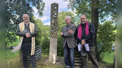 25 Jahre KAB Stele am hinteren Hammerweg - v.l.: Präses Johannes Lukas, Künstler und Bildhauer Günther Mauermann, KAB Vorstandssprecher Michael Träger (Bild: Britta Heger)