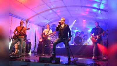 Am Samstag, 5. Juli spielen nach dem umjubelten Comeback vom vergangenen Jahr erneut „Exist“ (Bild) auf, die sechs Musiker versprechen wieder einen spannenden musikalischen Abend mit Überraschungen. (Bild: Josef Rosner)