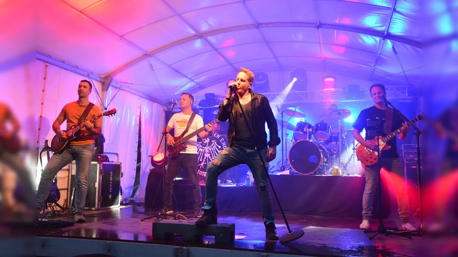 Am Samstag, 5. Juli spielen nach dem umjubelten Comeback vom vergangenen Jahr erneut „Exist“ (Bild) auf, die sechs Musiker versprechen wieder einen spannenden musikalischen Abend mit Überraschungen. (Bild: Josef Rosner)