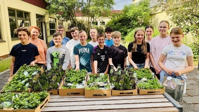 Selbst gesteckt, liebevoll gepflegt und nun bereit für den eigenen Garten: Die Schülerinnen und Schüler erhielten ihre zwei Wochen zuvor in der Gärtnerei Söllner gesteckten Kräutersetzlinge. (Bild: Andrea Rembeck)