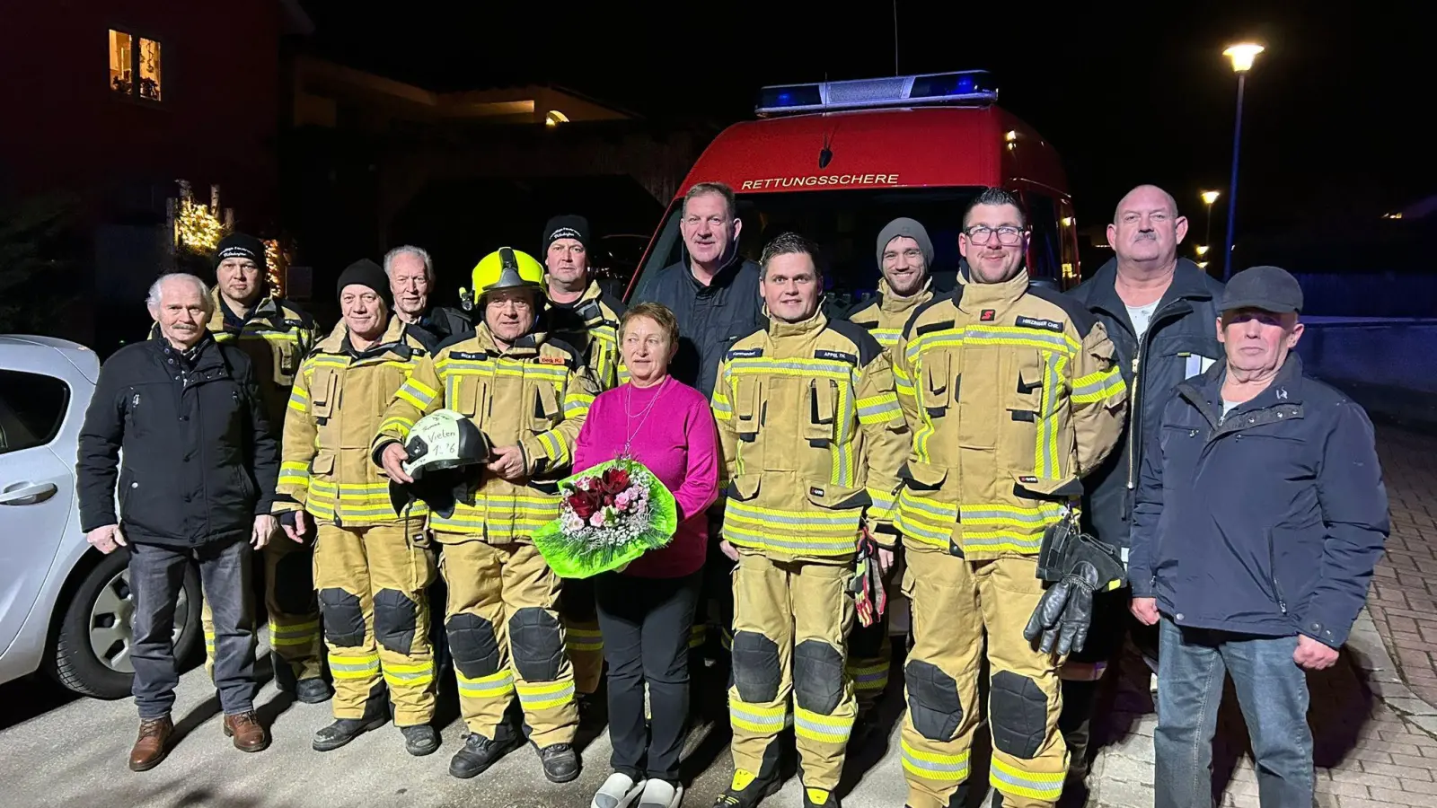 Ehrenkommandant Rudi Beck, mit seiner Frau und den Führungskräften der Vilshofener Wehr. (Bild: Christoph Hirzinger)
