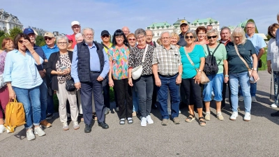 Unsere Reisegruppe im Schlosspark Belveder in Wien. (Bild: Irene Zeller)