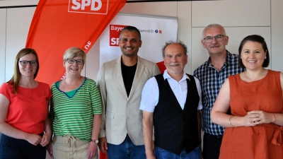 Der neue SPD-Kreisvorsitzende Muhammet Dal (Dritter von links) mit seinen Stellvertretern Karl Georg Haubelt (Vierter von links) und Isgard Forschepiepe (links daneben), Vorgänger Uli Roth, MdB Carolin Wagner (rechts) und MdL Nicole Bäumler.  (Bild: Udo Fürst)