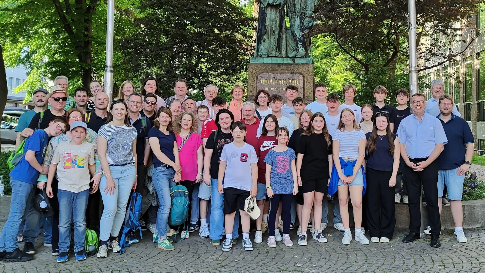 47 Kolpingsgeschwister aus Pfreimd nahmen am Bundestreffen „Schwarz-Orange-Bunt” in Köln teil und stellten sich mit Generalpräses Christoph Huber vor dem Kolpingdenkmal zum Gruppenfoto auf.  (Bild: Georg Hirmer)