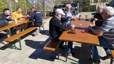 Der Stammtisch der Kartler verlegte seine Aktivitäten am Radlersonntag zum Kommunbrauhaus. (Bild: Karl Ziegler)