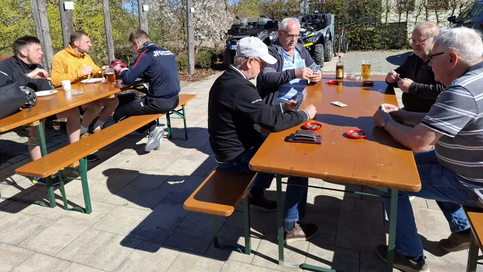 Der Stammtisch der Kartler verlegte seine Aktivitäten am Radlersonntag zum Kommunbrauhaus. (Bild: Karl Ziegler)