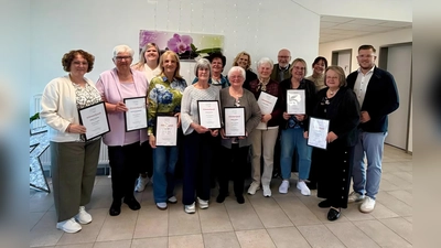 Alle Geehrten mit Ihren Urkunden. (Bild: Gwendolyn Hübner)