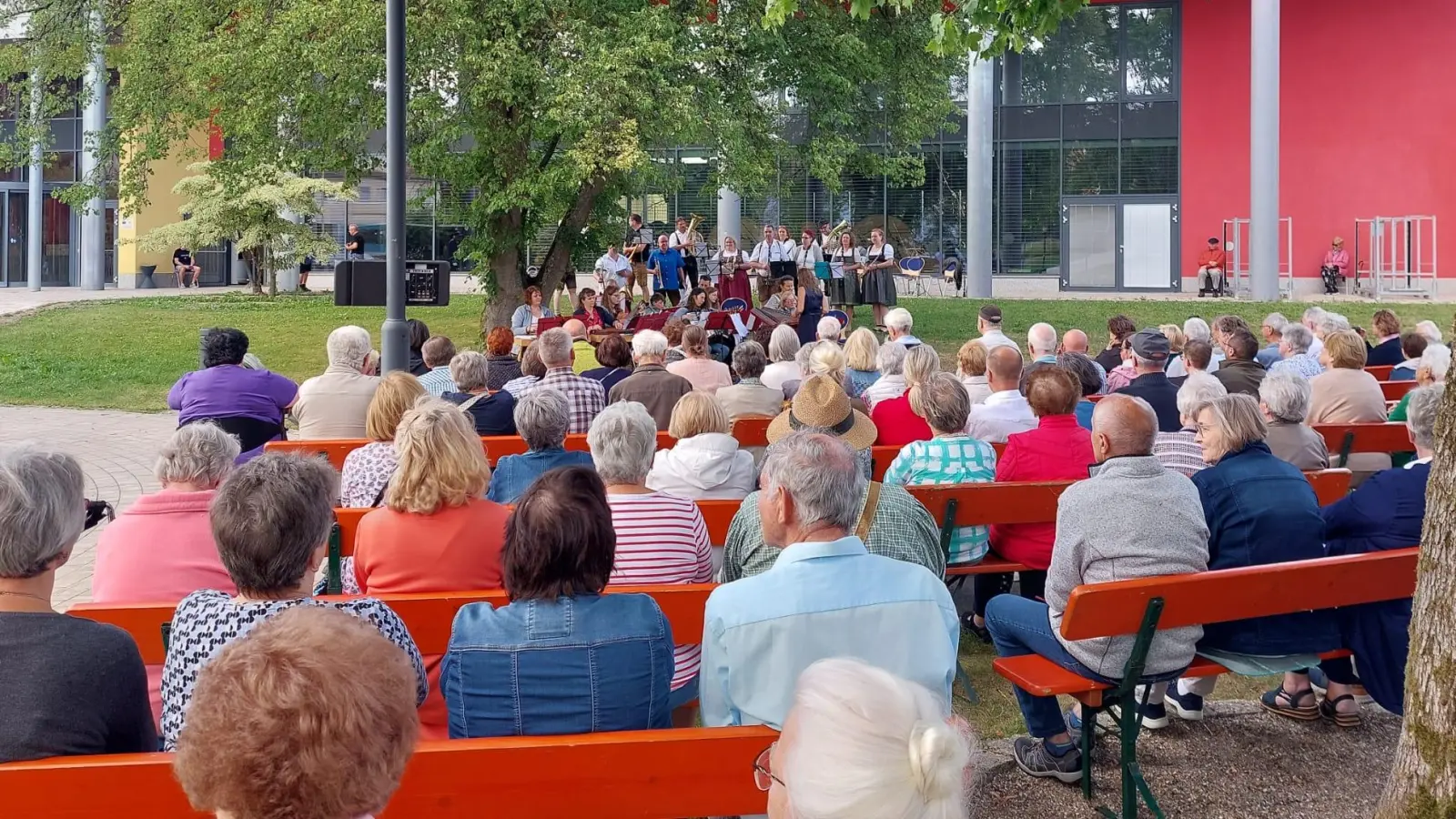 Stadtkapelle und Zitherclub begeistern rund 250 Zuhörer.  (Bild: Sabine Kastner)