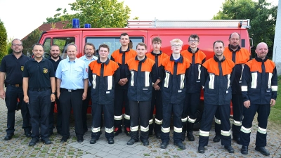 Alle Beteiligten nach der Leistungsprüfung. Von . li. die Schiedsrichter KBM Marco Weiß, KBI Michael Iberer u. KBM Philipp Weiß. Vorsitzender Berthold Maier, Kommandant Christian Lenk, Tobias Ries, Tim Kirchberger, David Lang, Jakob Schlosser, Jannik Lingl, Philipp Lichtblau, Mario Falk, 2. Kommandant u. gruppenführer Klaus Schlosser und Martin Mehlhorn. (Bild: Fritz Dietl)