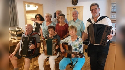 Die anwesenden Sänger und Musikanten beim Treffen im Juni. (Bild: Egon Böhm)