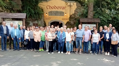 Die Reisegruppe vom Rauchclub Blaue Wolke Höflas und den Freien Wählern beim Felsenkeller in Chodovar. (Bild: Max Bindl)