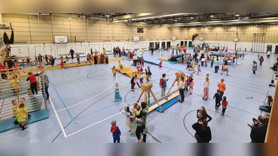 Hochbetrieb in der ganzen Mehrzweckhalle bei der Faschingsturnstunde des TUS Mitterteich (Bild: Martin Ernstberger)