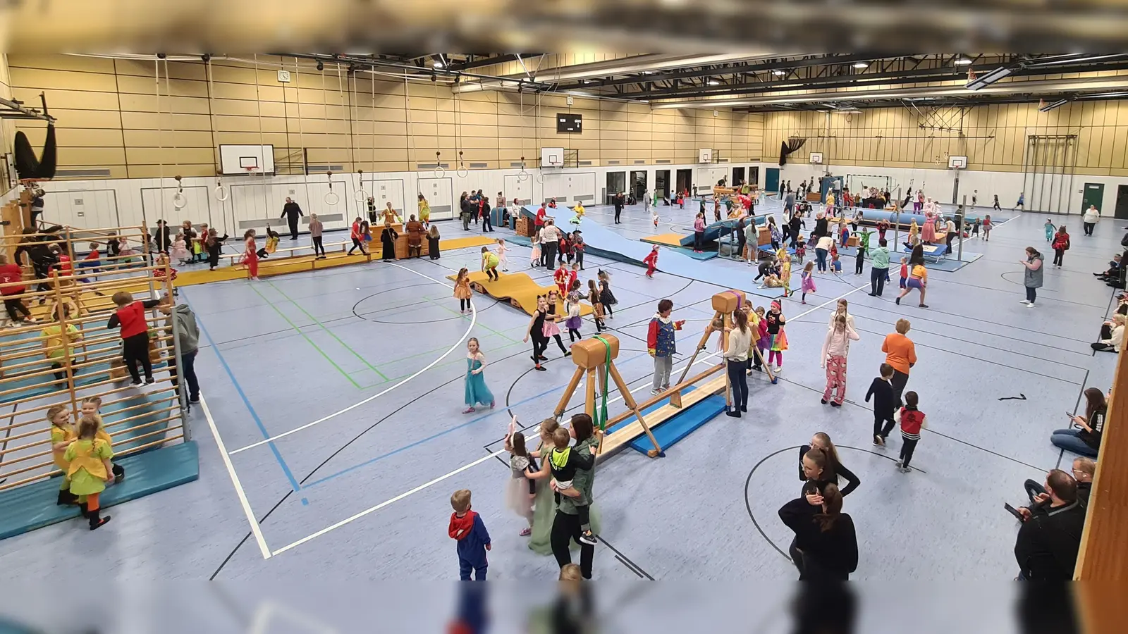 Hochbetrieb in der ganzen Mehrzweckhalle bei der Faschingsturnstunde des TUS Mitterteich (Bild: Martin Ernstberger)