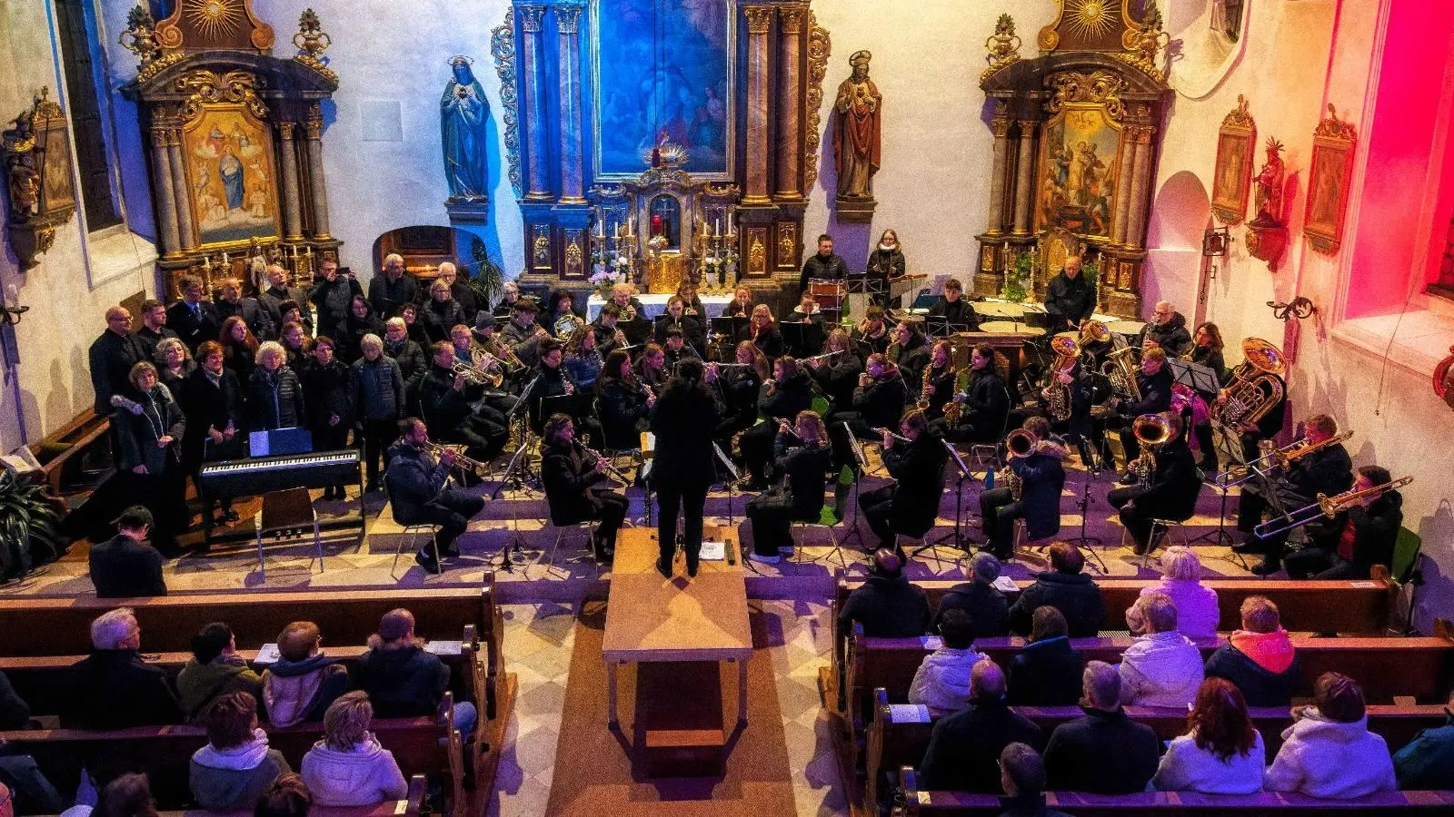Beim Konzert von Musikverein und Kirchenchor war die Pfarrkirche St. Martin stimmungsvoll beleuchtet. (Bild: Hermann Koch)