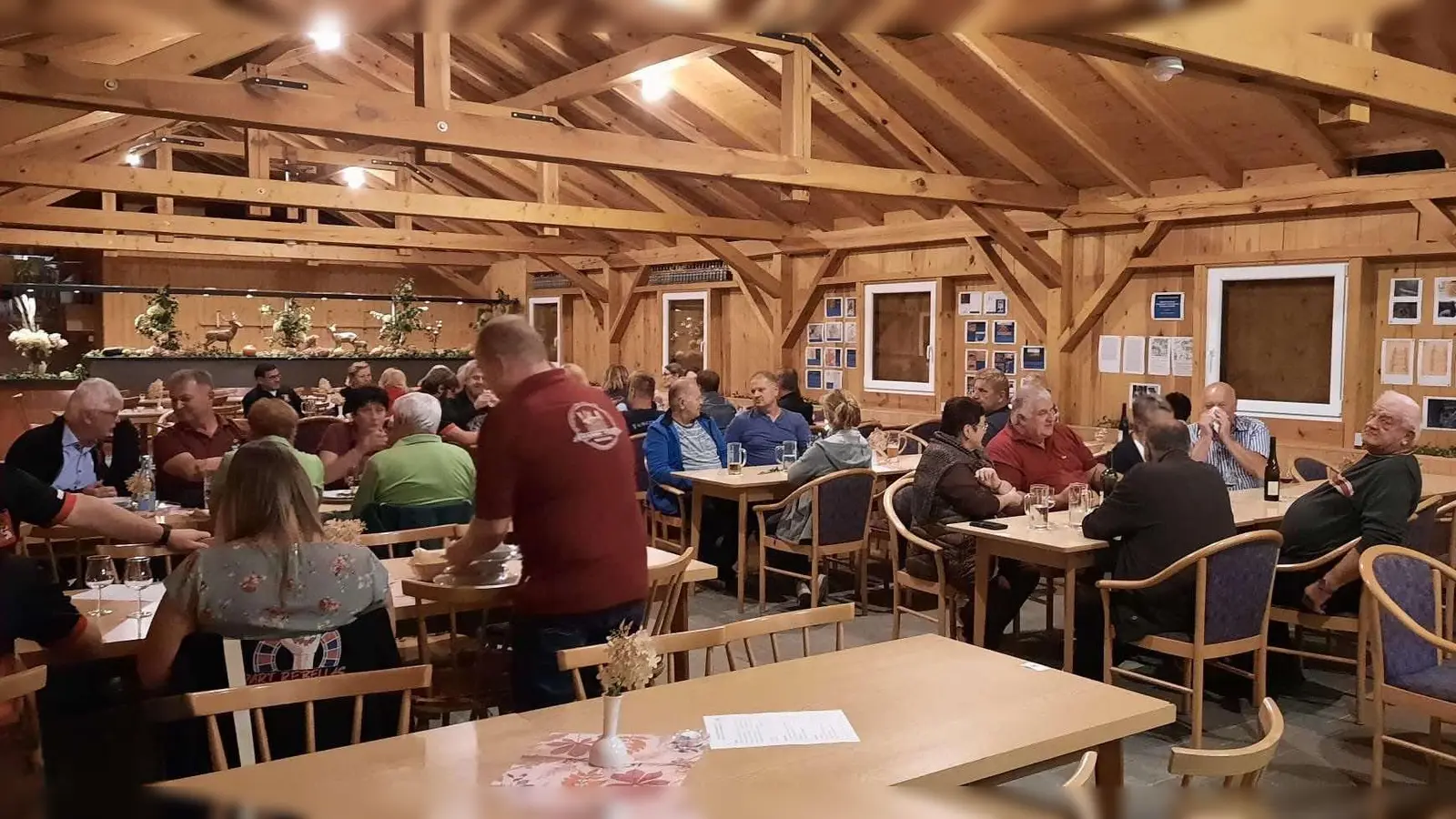 Gemütliches Beisammensein bei edlen Tropfen und zünftiger Brotzeit.  (Bild: Natalie Süß)