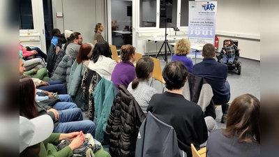 Eindrücke von Lesung und Gespräch. (Bild: Christina Ponader)