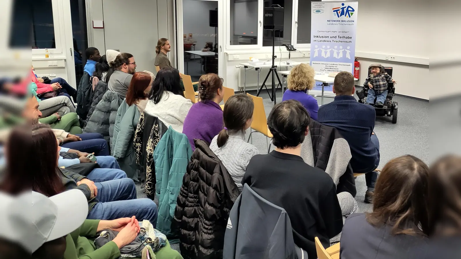 Eindrücke von Lesung und Gespräch. (Bild: Christina Ponader)