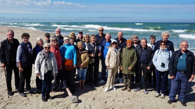 Die Reisegruppe am Strand der Kurischen Nehrung bei sehr frischem Ostseewind. (Bild: Wolfgang Lippert)