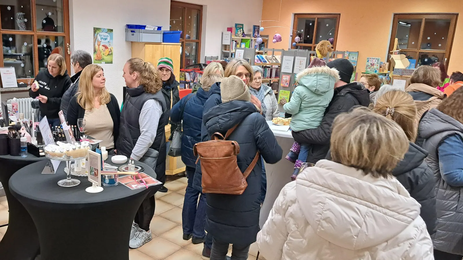 Besucher beim Stöbern  (Bild: Pamela Wünsche)