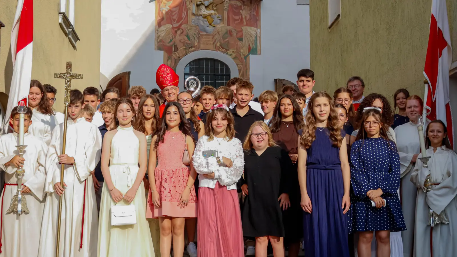 Firmlinge der Pfarrei Auerbach mit H. H. Erzbischof em. Ludwig Schick, P. Marek Flasinski und den Ministranten. (Bild: Matthias Wiesneth)