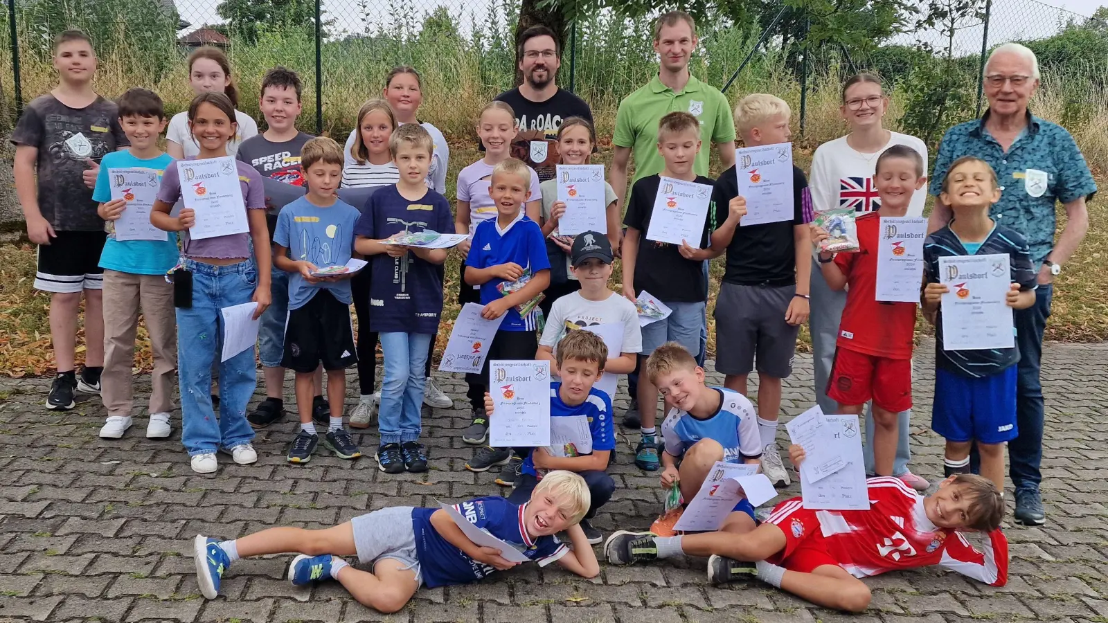 Teilnehmer Ferienprogramm mit den Jugendleitern und Betreuern. (Bild: Markus Felbinger)
