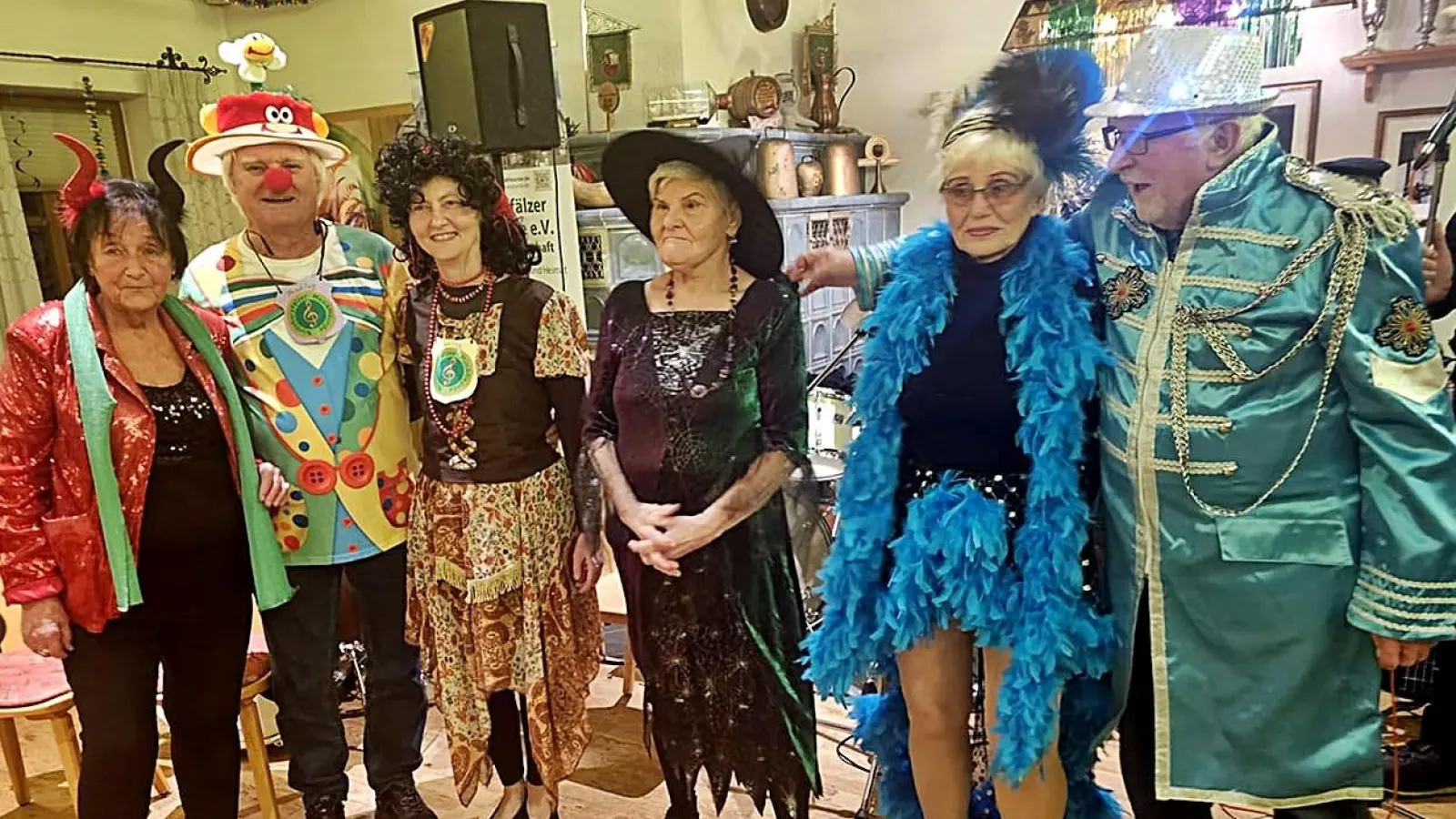 „Weiden helau“, so begrüßte das Prinzenpaar die Sieger und Teilnehmer bei der Maskenprämierung. Eine Vielzahl von Verkleidungen waren zum Faschingsball gekommen, verlebten einen geselligen und humorvollen Abend. Faschingsgaudi pur in der Almhütt’n: 20 Musikanten lassen es krachen. (Bild: Anita Wiendl)