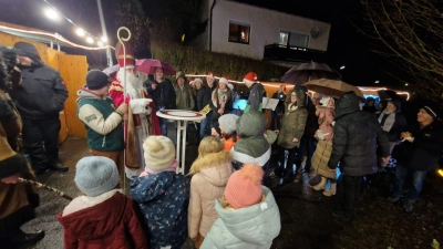 Kinder lauschen gespannt dem Nikolaus (Bild: Julia Herold)