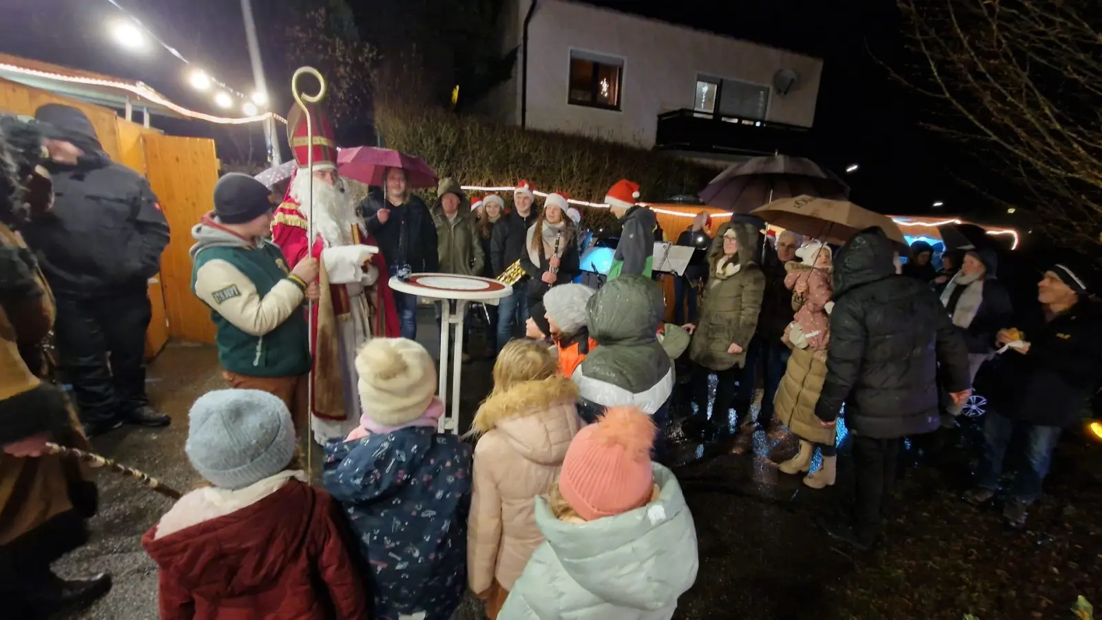 Kinder lauschen gespannt dem Nikolaus (Bild: Julia Herold)