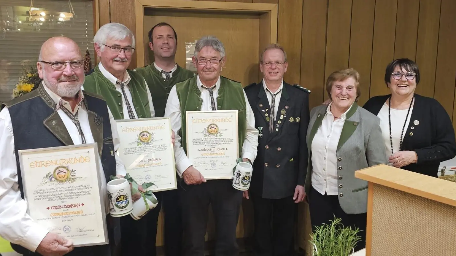 v.L. die neuen Ehrenmitglieder Erwin Zerbian, Willi Stöckl und Johann Lindner , 2. Schützenmeister Tobias Dirrigl. Gauschützenmeister Klaus Ketzler, OSB - Vizepräsidentin Herta Zeiler und 1. Schützenmeisterin Gisela Zerbian. (Bild: Erwin Zerbian)