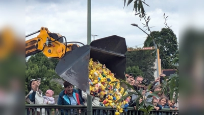 Start des Entenrennens im Vorjahr auf der Vilsbrücke. (Bild: Peter Gattaut)